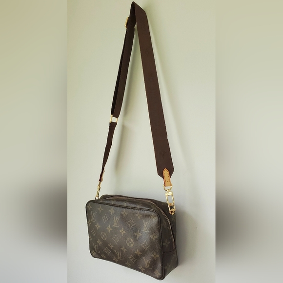 Authentic LOUIS VUITTON Trousse De Toilette 23 Crossbody Bag - Picture 6 of 13